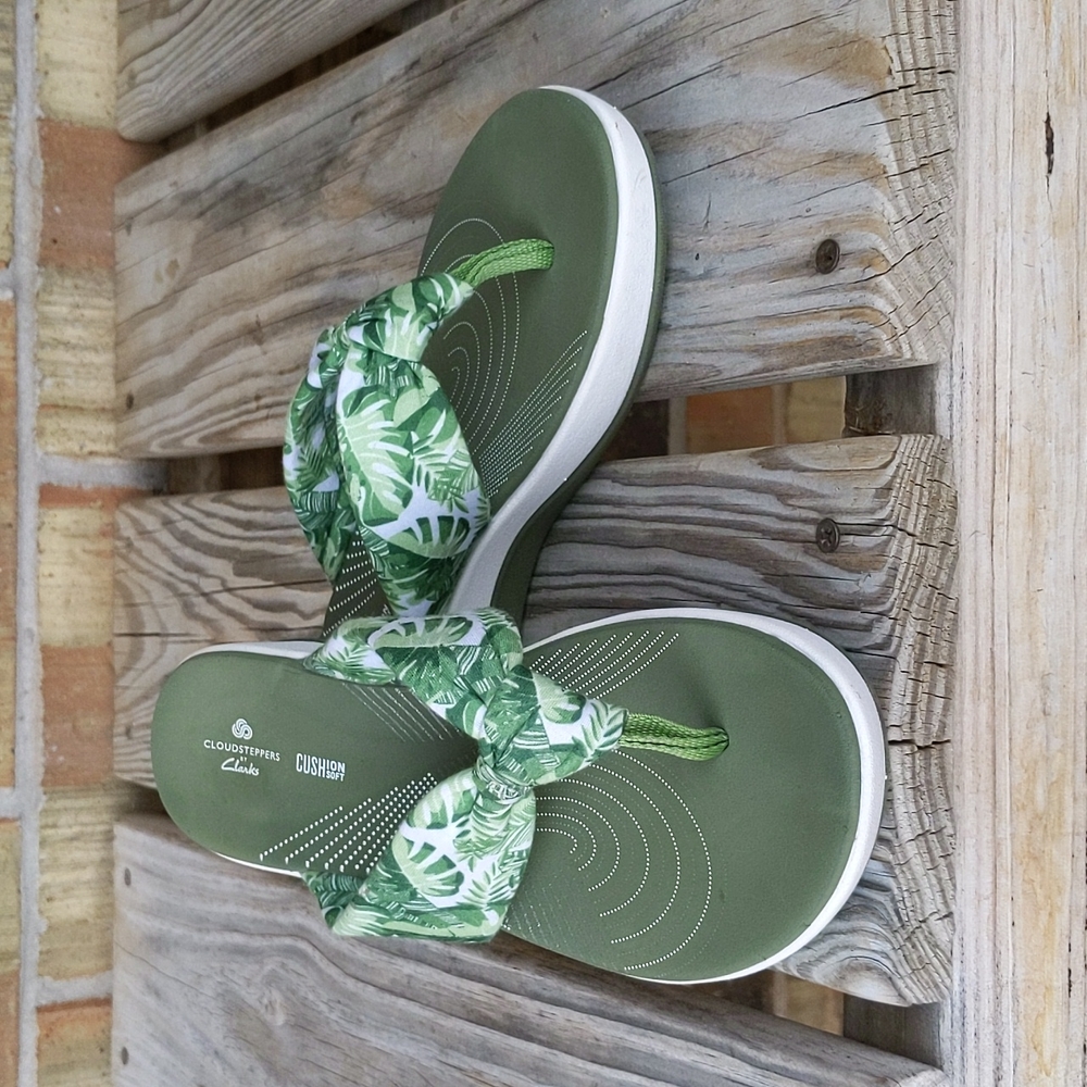 Clarks Cloudsteppers Flip Flops
